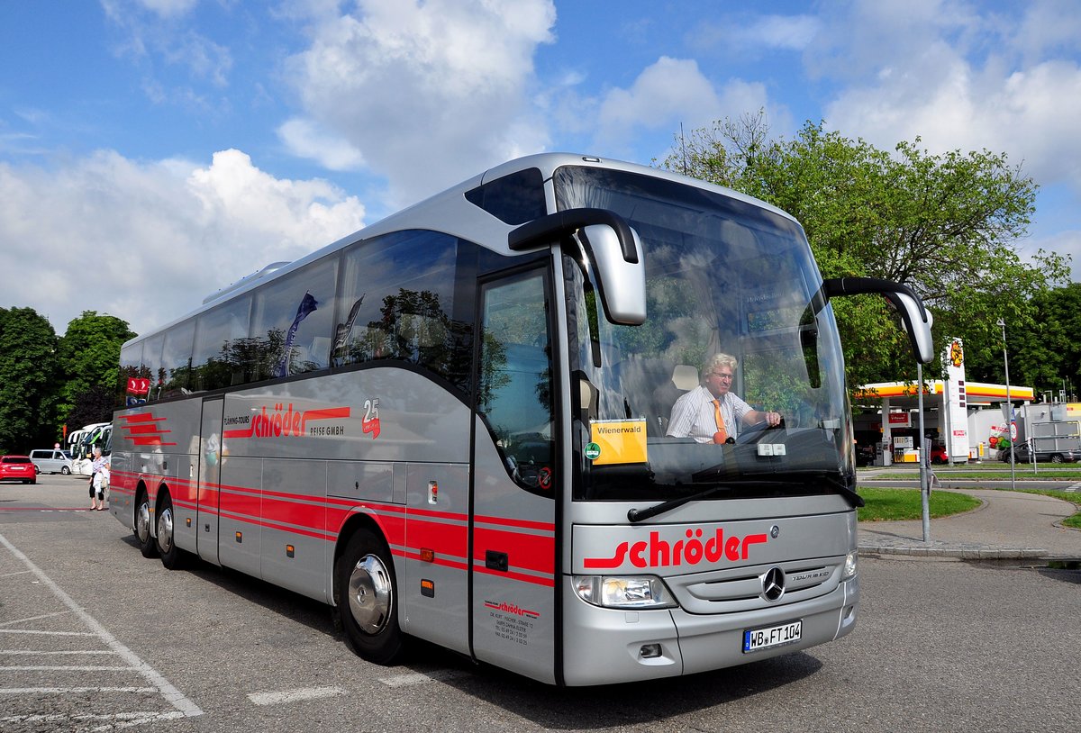 Mercedes Tourismo von Schrder Reisen aus der BRD in Krems gesehen.