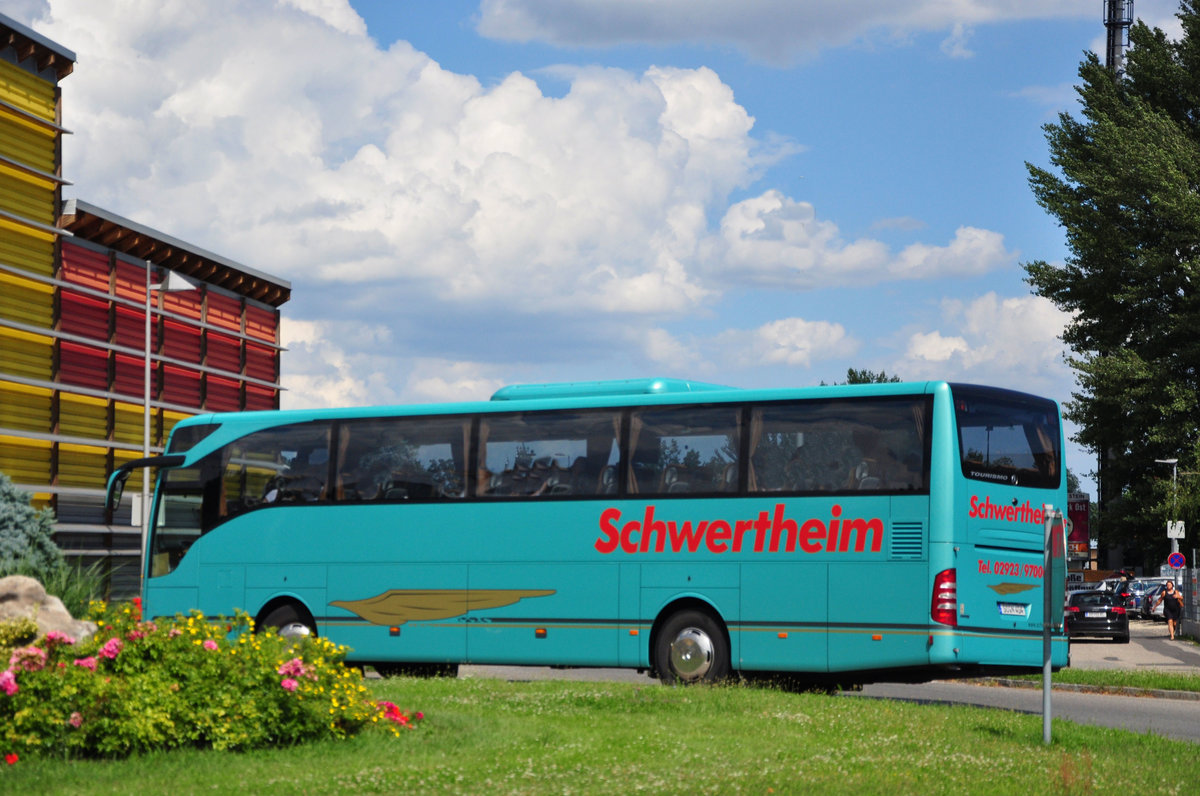 Mercedes Tourismo von der Schwertheim Touristik aus der BRD in Krems gesehen.