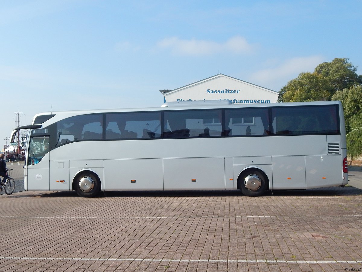 Mercedes Tourismo von Skan-Tours aus Deutschland im Stadthafen Sassnitz.