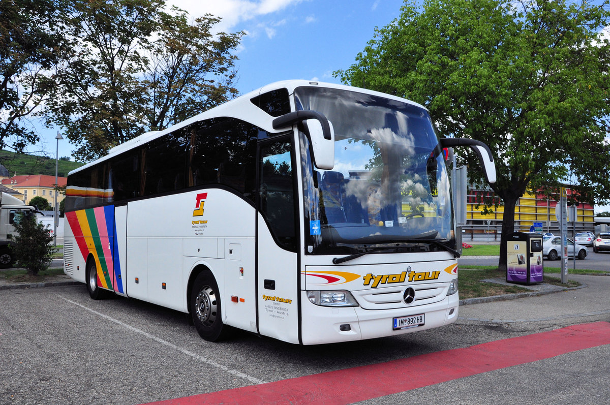 Mercedes Tourismo von Tyrol Tours aus sterreich in Krems gesehen.