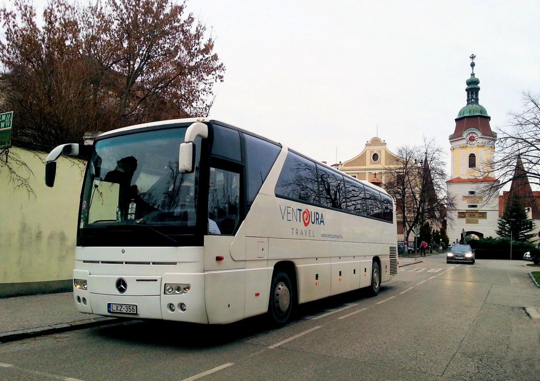 Mercedes Tourismo von VENTURA Travel aus Ungarn im Dez. 2017 in Krems.