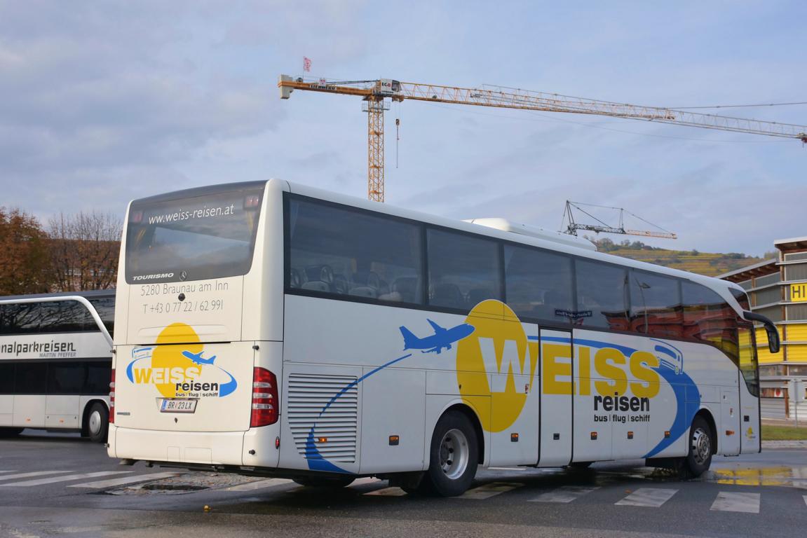 Mercedes Tourismo von WEISS Reisen aus sterreich im Okt. 2017 in Krems gesehen.