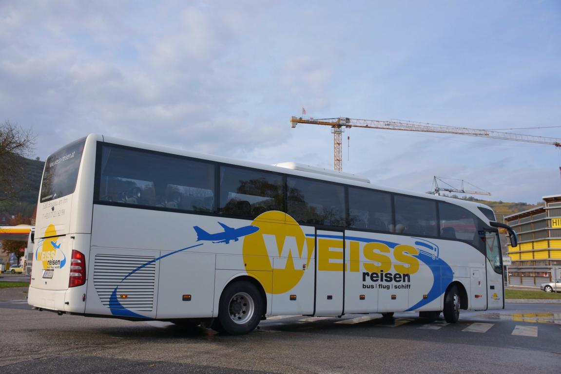 Mercedes Tourismo von WEISS Reisen aus sterreich im Okt. 2017 in Krems gesehen.