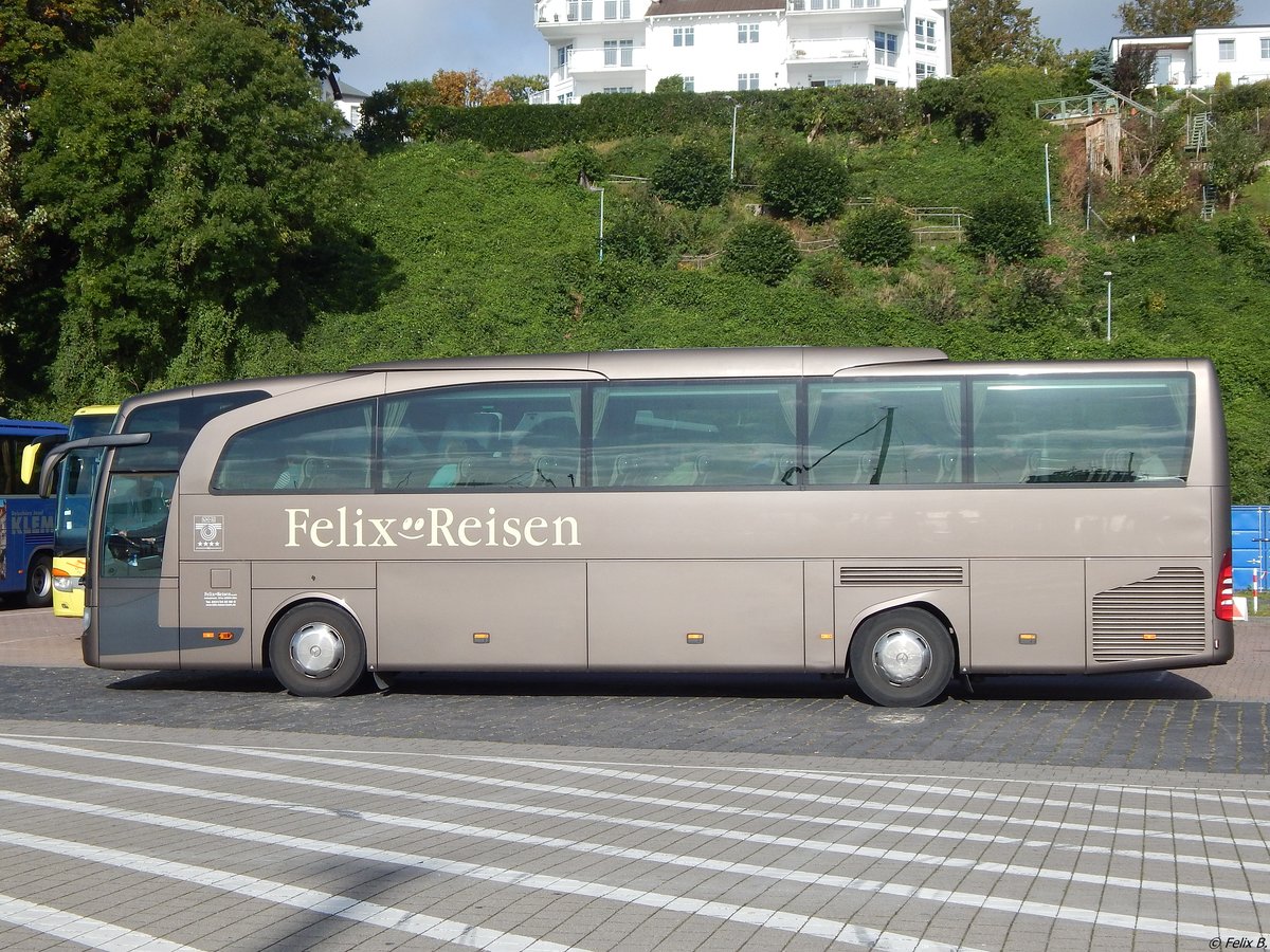 Mercedes Travego von Felix-Reisen aus Deutschland im Stadthafen Sassnitz.