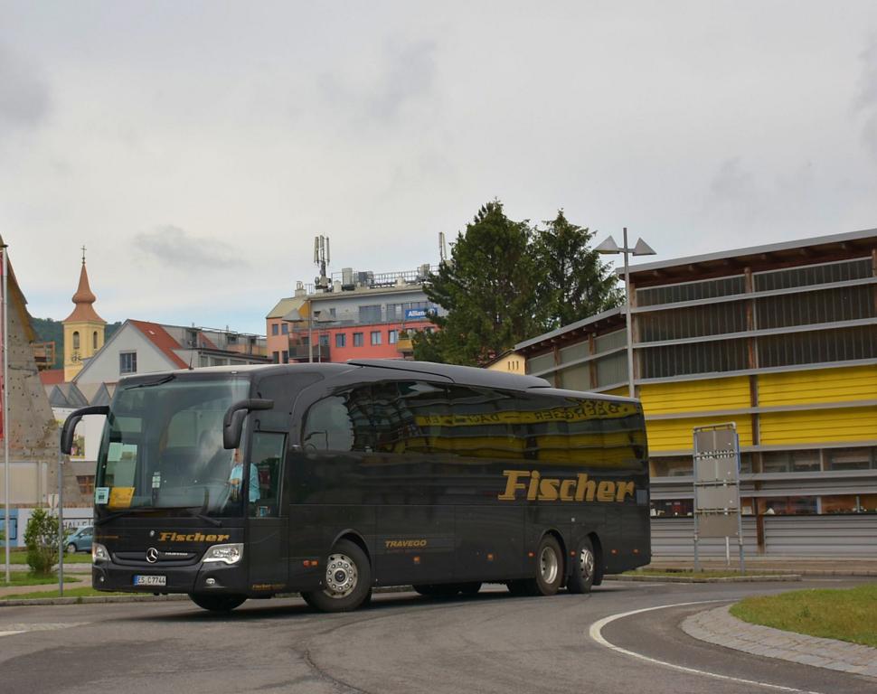 Mercedes Travego von Fischer Reisen aus der BRD 2018 in Krems gesehen.
