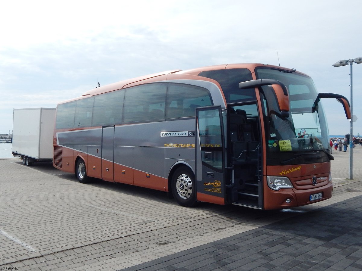 Mercedes Travego von Holtkamp-Busreisen aus Deutschland mit Anhänger im Stadthafen Sassnitz.