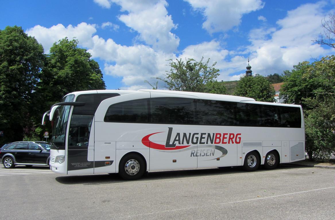 Mercedes Travego von Langenberg Reisen aus der BRD 06/2017 in Krems.