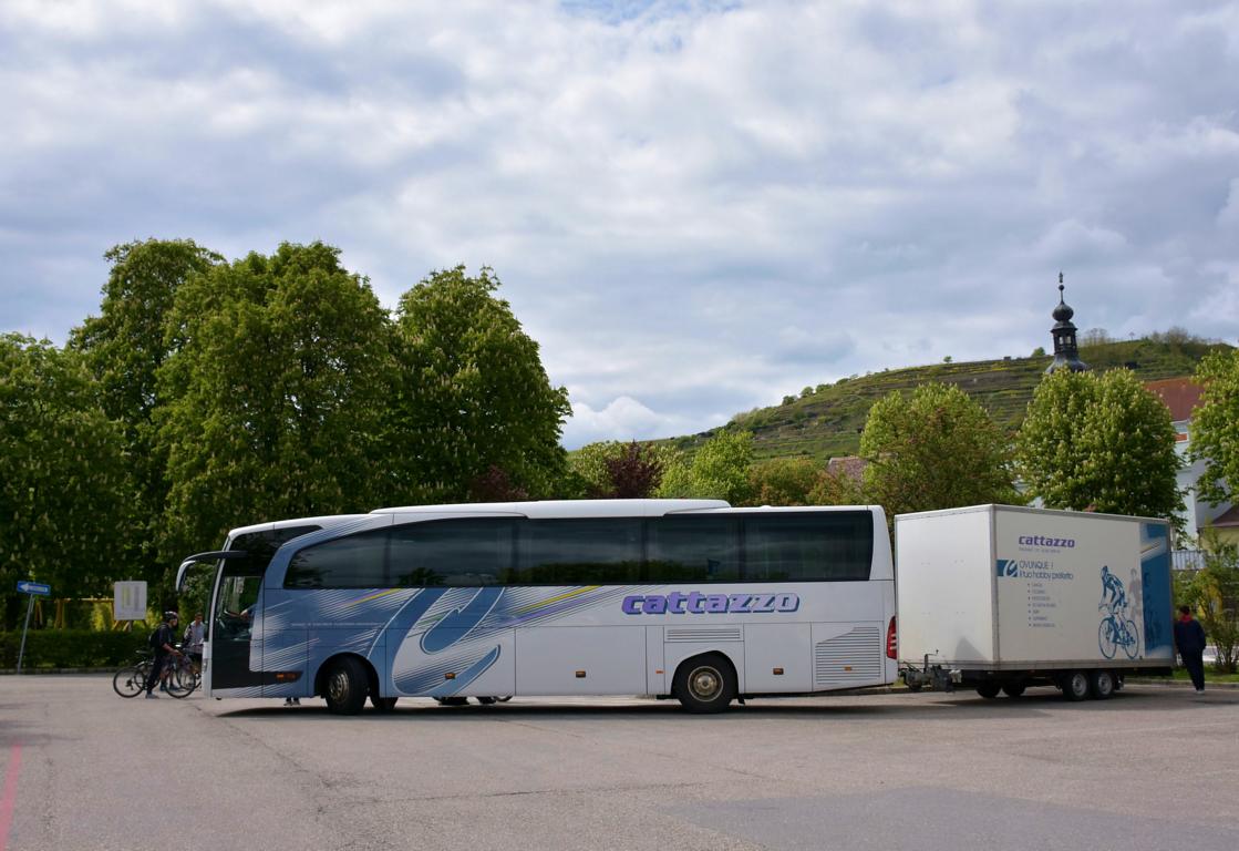 Mercedes Travego mit Radanhnger von Cattazzo Reisen aus Italien in Krems.