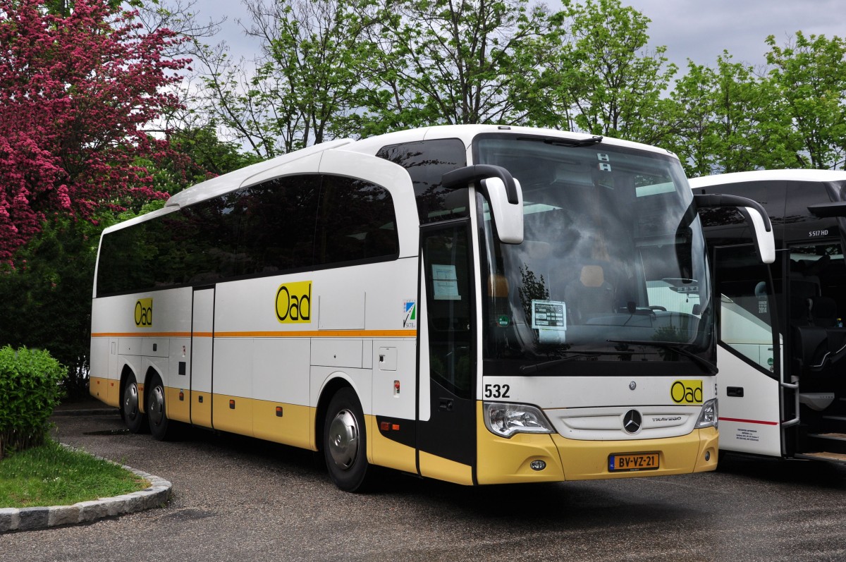 Mercedes Travego von OAD Reisen aus den NL am 9.5.2015 in Krems.