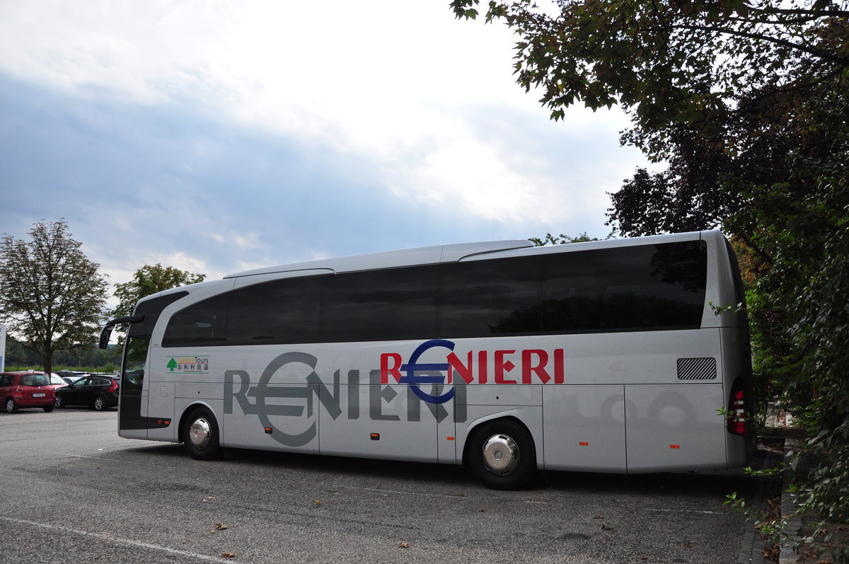 Mercedes Travego von Renieri Reisen aus Italien in Krems.