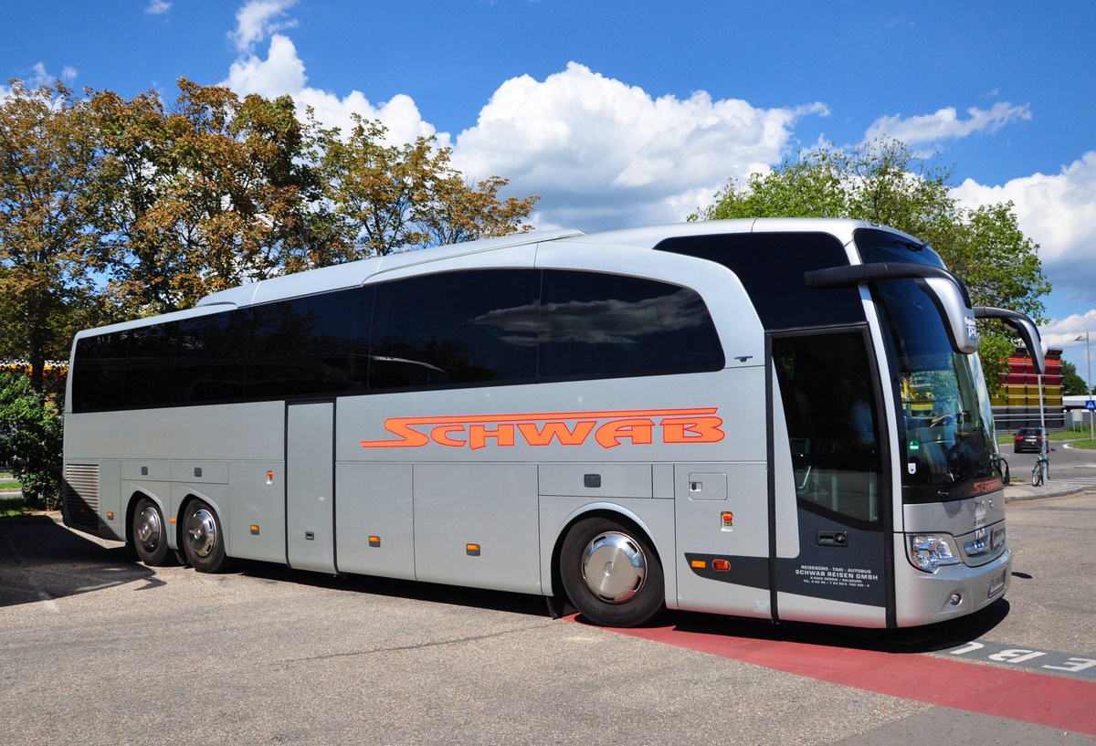 Mercedes Travego von SCHWAB Reisen,Reisebro,Taxi Omnibusse aus sterreich in Krems gesehen.