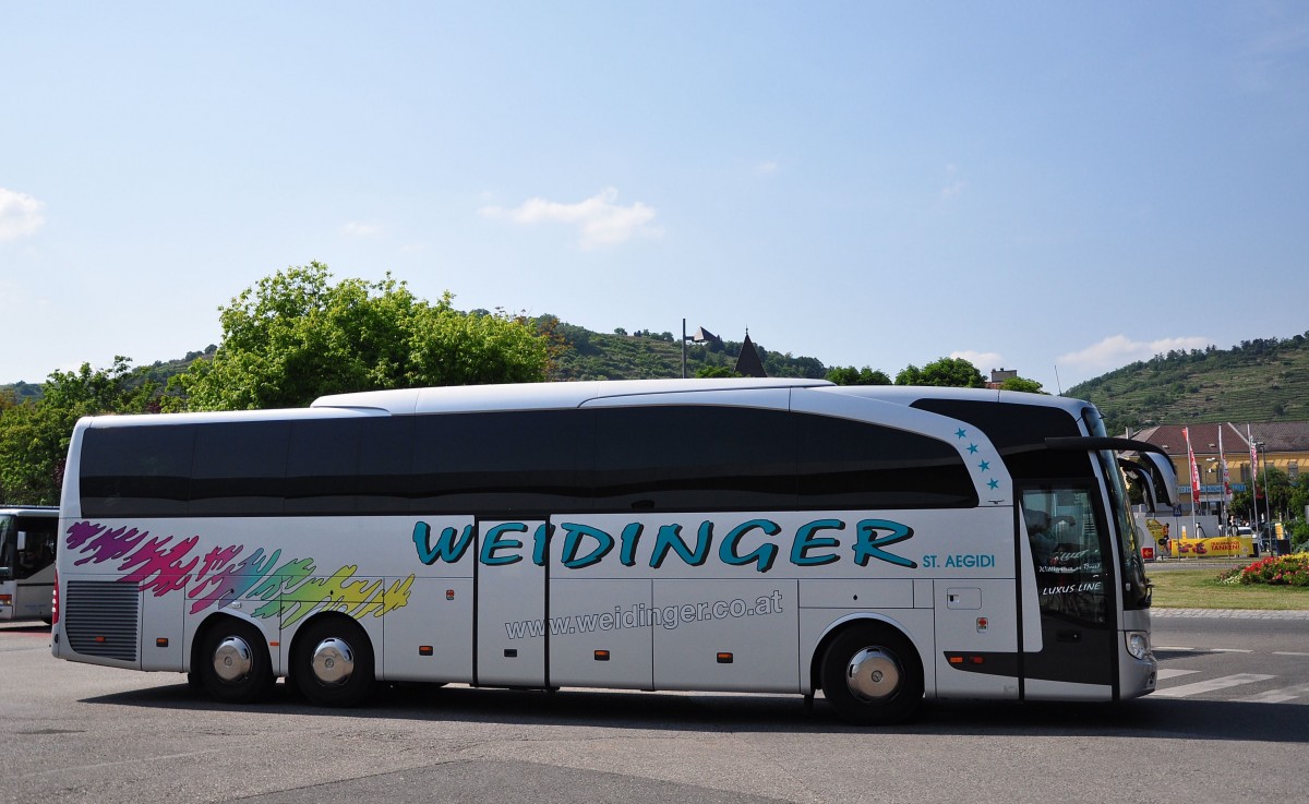 Mercedes Travego von Weidinger Reisen aus sterreich im Juni 2015 in Krems unterwegs.