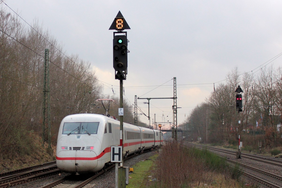 Messzug ICE 410 102-8 und 410 101-0 (hier im Bild) verlässt den Tostedter Bahnhof und begibt sich auf die nächste Messfahrt. Gut zu erkennen, der angestrahlte  Stromabnehmer. Tostedt 26.01.2016