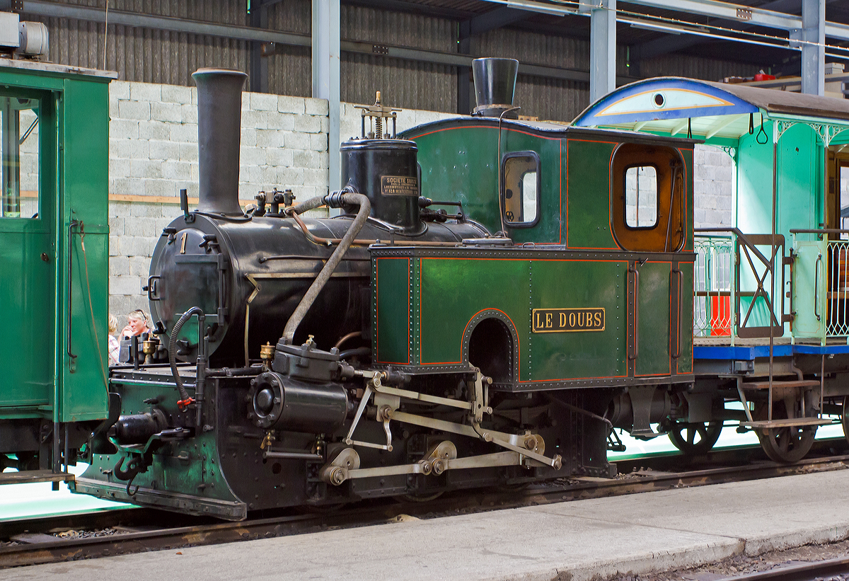 
Meterspurige G 3/3-Tenderlokomotive ex RdB 1  Le Doubs  (Chemins de fer Régional des Brenets heute zur TRN), der Museumsbahn Blonay–Chamby, hier  am 27.05.2012 im Museum Chaulin.  

Die Lok wurde 1890  von der SLM (Schweizerischen Lokomotiv- und Maschinenfabrik, Winterthur) unter der Fabriknummer 618 gebaut.