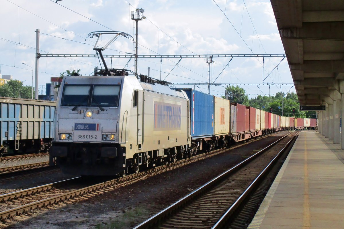 Metrans 385 015 durchfahrt am 8 Mai 2018 Bratislava-Petrzalka. 