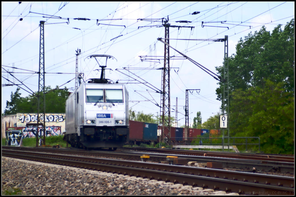 Metrans 386 006-1 mit einem Containerzug am 21.05.2016 an der Kreuzung Elbbr�cke (NVR-Nummer 91 54 7386 006-1 CZ-MT)