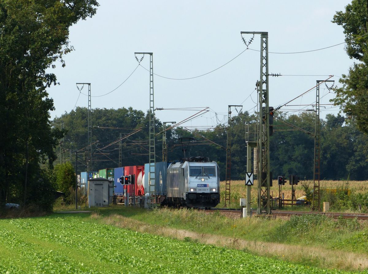 Metrans HHLA (Hamburger Hafen und Logistik AG) Lokomotive 386 032-7 bei Bahnbergang Devesstrae, Salzbergen  11-09-2020.

Metrans HHLA (Hamburger Hafen und Logistik AG) locomotief 386 032-7 bij de overweg Devesstrae, Salzbergen  11-09-2020.