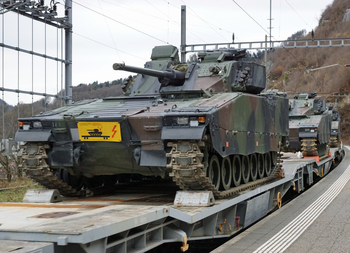 Militärtransport per Bahn.
Impressionen von St. Ursanne.
Re 620 076-0  ZURZACH  mit dem Panzerzug 69030 Courtemaîche - Rangierbahnhof Biel bei St. Ursanne am 4. März 2019. Transportiert wurden 2 Pz87 Leo WE sowie 8 Spz 2000.
Bildausschnitt Fotoshop.
Foto: Walter Ruetsch