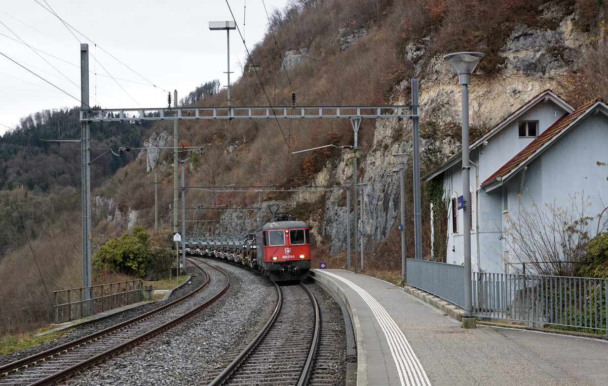 Militärtransport per Bahn.
Impressionen von St. Ursanne.
Re 620 076-0  ZURZACH  mit dem Panzerzug 69030 Courtemaîche - Rangierbahnhof Biel bei St. Ursanne am 4. März 2019. Transportiert wurden 2 Pz87 Leo WE sowie 8 Spz 2000.
Bildausschnitt Fotoshop.
Foto: Walter Ruetsch