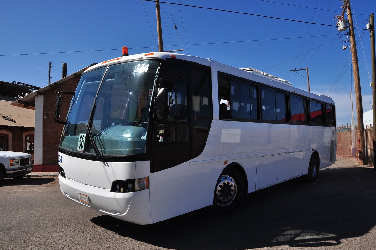 Mir unbekannter Linienbus auf der Route Nr.1 in der Baja California Sur in Mexico,Mrz 2016