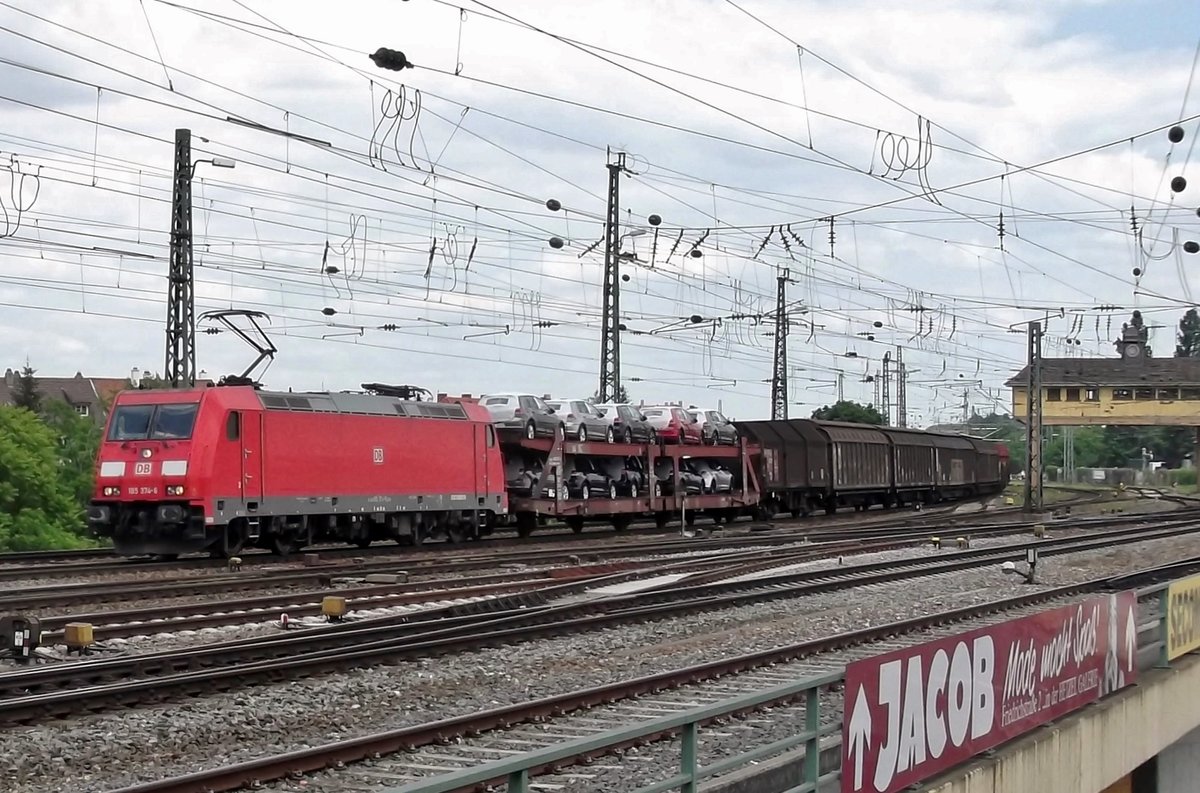 Mischguterzug mit 185 374 passiert Neustadt (W) am 31 Mai 2014.