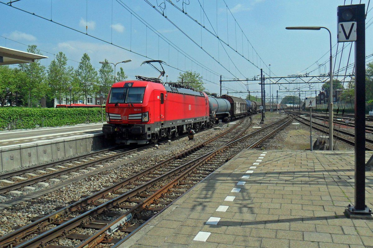 Mischguterzug mit 193 313 durchfahrt am 18 Mai 2019 Dordrecht.