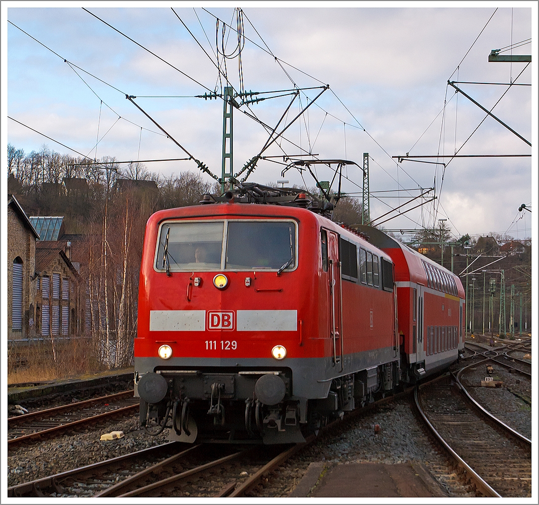 Mit 30 Minuten Verspätung fährt am 11.01.2013 die 111 129-3 (9180 6 111 129-3 D-DB) mit dem RE 9 (rsx - Rhein-Sieg-Express) Aachen - Köln - Siegen Umlauf (RE 10189) in den Bahnhof Betzdorf (Sieg) ein. Aber nicht wie gewohnt auf Gleis 105 sonder auf Gleis 102, und somit ist Betzdorf (Sieg) Endstation, und nicht erst Siegen.