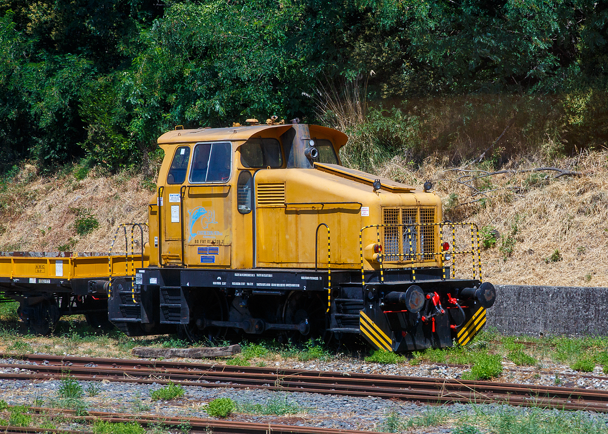 Mit 64 Jahren immer noch nicht in Rente.....
Die Henschel DH 240 B (DD FMT RC 0320 Y) der G.B.L. Costruzioni Sud S.r.l. (Agropoli - SA) steht am 16.07.2022 beim Bahnhof Agropoli (Region Kampanien – Italien). Aufnahme aus einem IC durch die Scheibe.

Die zweiachsige Diesellok, der 3. Henschel Generation (rund mit Stangenantrieb) wurde 1958 von Henschel in Kassel unter der Fabriknummer 29702 gebaut und an die VBS - Verkehrsbetriebe Salzgitter GmbH als VBS 031 (ab 1972 VBS 201) geliefert. Im Jahr 1976 ging sie an einen Händler  und über diesen nach Italien.

Die Lokomotive Henschel DH 240 D ist eine zweiachsige dieselhydraulische Lokomotive mit Stangenantrieb, der 3. Generation (rund/ Stangenantrieb). Sie war für den Einsatz im Rangierdienst vorgesehen. Diese Zweiachser vom Typ DH 240 B fanden eine sehr weite Verbreitung. Die Loks waren technisch sehr stark mit dem  gleichnamigen  Vorgänger aus der 2. Generation - den Buckel - Henscheln – verwandt. Mit 60 gebauten Fahrzeugen (1957 bis 1965) war die Stückzahl aber deutlich höher als bei dem Vorgänger in dieser Leistungsklasse. Die beiden Achsen werden mittels Kuppelstangen von einer mittigen Blindwelle angetrieben werden. Die Motorleistung beträgt 240 PS. 

TECHNISCHE DATEN:
Bauzeit :1957 - 1965
gebaute Stückzahl: 60
Spurweite: 1.435 mm
Achsfolge: B
Länge über Puffer : 8.100 mm
Achsstand : 2.800 mm
größte Breite: 3.050mm
größte Höhe über Schienenoberkante: 4.240 mm
Raddurchmesser: 1.250 mm (neu)
kleinster befahrbarer Gleisbogen: 50 m
Dienstgewicht: 27,85 t
Achslast: 14 t
Kraftstoffvorrat: 600 l
Dieselmotor : Henschel  6R 1416 A
Bauart : wassergekühlter 6-Zylinder -4-Takt-Dieselmotor mit Turboaufladung , ohne Ladeluftkühlung
Hubraum: 13,3 l
Leistung: 240 PS (176 kW)
Drehzahl: 1.600 U/min
Getriebe: Voith  L 33 yU (hydraulisch)
Höchstgeschwindigkeit : 30 / 60 km/h