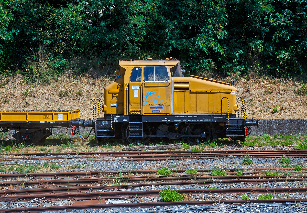 Mit 64 Jahren immer noch nicht in Rente.....
Die Henschel DH 240 B (DD FMT RC 0320 Y) der G.B.L. Costruzioni Sud S.r.l. (Agropoli - SA) steht am 16.07.2022 beim Bahnhof Agropoli (Region Kampanien – Italien). Aufnahme aus einem IC durch die Scheibe.

Die zweiachsige Diesellok, der 3. Henschel Generation (rund mit Stangenantrieb) wurde 1958 von Henschel in Kassel unter der Fabriknummer 29702 gebaut und an die VBS - Verkehrsbetriebe Salzgitter GmbH als VBS 031 (ab 1972 VBS 201) geliefert. Im Jahr 1976 ging sie an einen Händler  und über diesen nach Italien.

Die Lokomotive Henschel DH 240 D ist eine zweiachsige dieselhydraulische Lokomotive mit Stangenantrieb, der 3. Generation (rund/ Stangenantrieb). Sie war für den Einsatz im Rangierdienst vorgesehen. Diese Zweiachser vom Typ DH 240 B fanden eine sehr weite Verbreitung. Die Loks waren technisch sehr stark mit dem  gleichnamigen  Vorgänger aus der 2. Generation - den Buckel - Henscheln – verwandt. Mit 60 gebauten Fahrzeugen (1957 bis 1965) war die Stückzahl aber deutlich höher als bei dem Vorgänger in dieser Leistungsklasse. Die beiden Achsen werden mittels Kuppelstangen von einer mittigen Blindwelle angetrieben werden. Die Motorleistung beträgt 240 PS. 

TECHNISCHE DATEN:
Bauzeit :1957 - 1965
gebaute Stückzahl: 60
Spurweite: 1.435 mm
Achsfolge: B
Länge über Puffer : 8.100 mm
Achsstand : 2.800 mm
größte Breite: 3.050mm
größte Höhe über Schienenoberkante: 4.240 mm
Raddurchmesser: 1.250 mm (neu)
kleinster befahrbarer Gleisbogen: 50 m
Dienstgewicht: 27,85 t
Achslast: 14 t
Kraftstoffvorrat: 600 l
Dieselmotor : Henschel  6R 1416 A
Bauart : wassergekühlter 6-Zylinder -4-Takt-Dieselmotor mit Turboaufladung , ohne Ladeluftkühlung
Hubraum: 13,3 l
Leistung: 240 PS (176 kW)
Drehzahl: 1.600 U/min
Getriebe: Voith  L 33 yU (hydraulisch)
Höchstgeschwindigkeit : 30 / 60 km/h