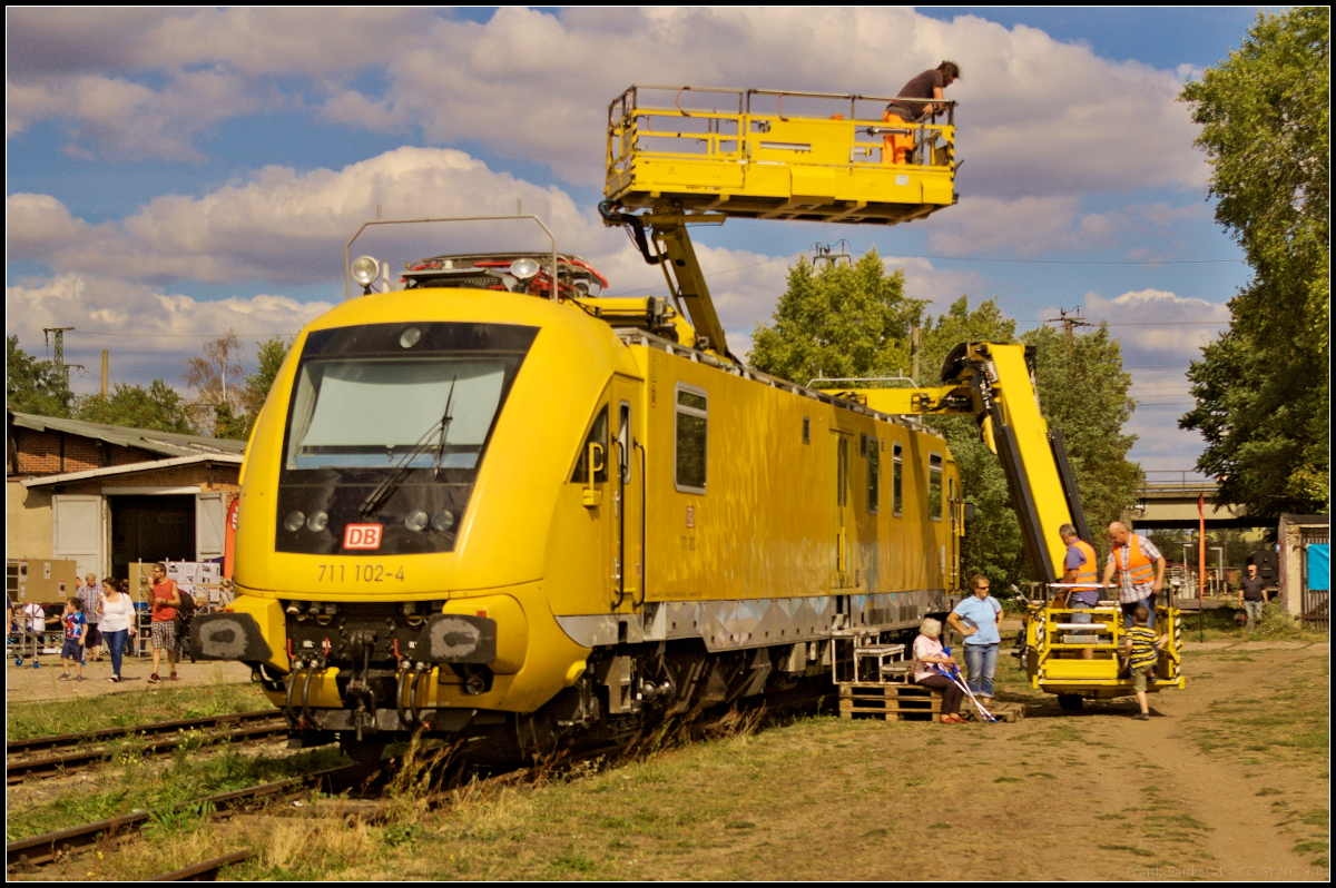 Mit dem Hubarbeitsbühnen-Instandhaltungsfahrzeug für Oberleitungsanlagen (HIOB) war DB Netz 711 102-4 beim Familienfest der Magdeburger Eisenbahnfreunde e.V. zu Gast. Am 08.09.2018 konnte man auch auf die Hebebühnen und neben einigen Erklärungen zum Fahrzeug einen einmaligen Blick über das Gelände bekommen.