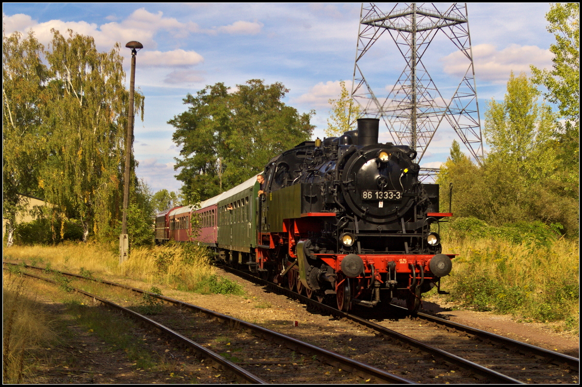 Mit dem Pendelzug fuhr PRESS 86 1333-3 während des Familienfest der Magdeburger Eisenbahnfreunde e.V. gleich in den provisorischen Haltepunkt  Wissenschaftshafen-Nord  ein. Die Lok war mit Wagen zum Fest am 08.09.2018 nach Magdeburg angereist.