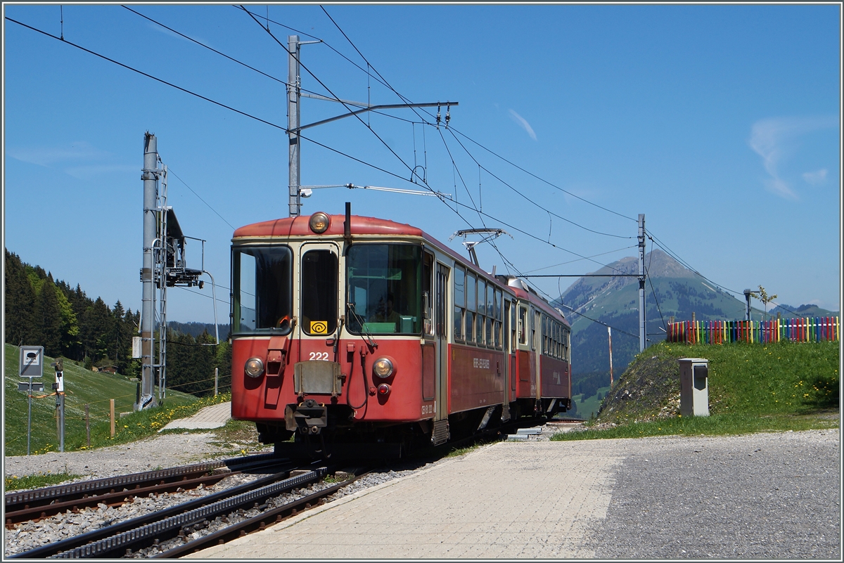 Mit dem schiebenen CEV BDeh 2/4 und dem führenden Bt 222 erreicht der Regionalzug 1387 sein Ziel Les Pléiades. 
18. mai 2015