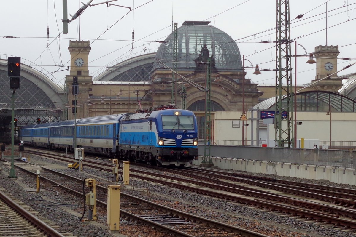 Mit ein EC nach Praha steht am grauen 5 April 2018 ELL/CD 193 293 in Dresden Hbf. 