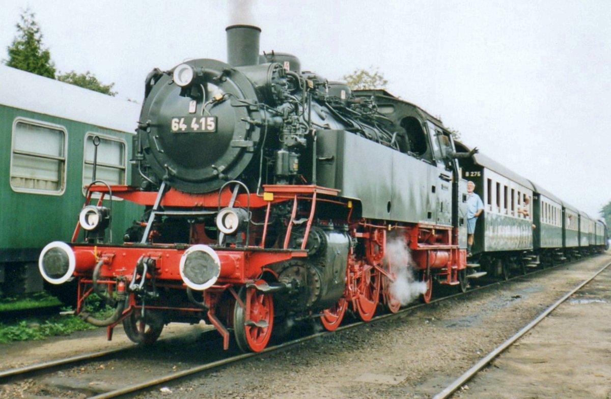 Mit ein Garnitur von zwei-achsiger BB Wagen steht am 5 September 2000 VSM 64 415 bei der VSM abfahrtbereit mit ein Dampfpendelzug in Beekbergen. 