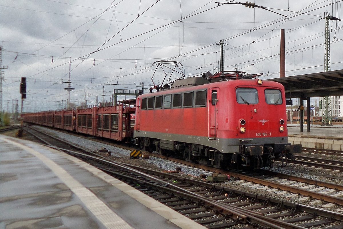 Mit ein LGAG (Leeren Guterzug, Auto Ganzzug) durchfahrt 140 184 Bremen Hbf am 27 April 2016. 