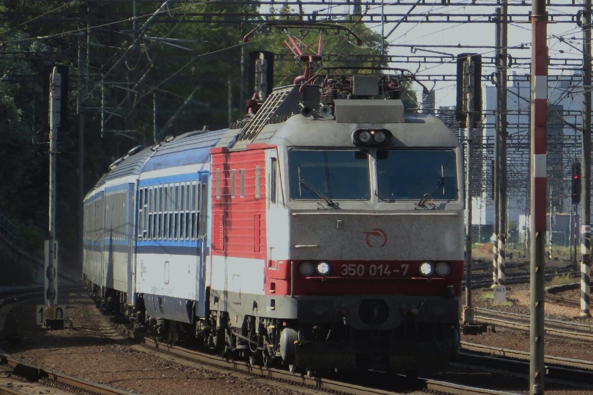 Mit ein Schnellzug nach Zilina über Valasski Mezeriki und Horni Lidec treft 350 014 am 20 September 2020 in Praha-Liben ein.