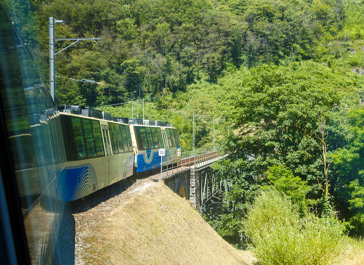 
Mit einem Panoramatriebzug der SSIF (Società subalpina di imprese ferroviarie) ging es am 22.06.2016 von Domodossola durchs Vigezzotal (Valle Vigezzo) und Centovalli nach Locarno, hier geht es gerade auf die 132 Meter lange Isorno Brücke bei Intragna. 

Mit unserem Gepäck hatten wir dann diesen durchgängig fahrenden Panoramatriebzug genommen. Bei den Regionalzüge muss man 2-mal Umsteigen, diese sind aber viel bequemer und die Fenster lassen sich zudem öffnen, was uns Fotografen sehr zu gute kommt. 