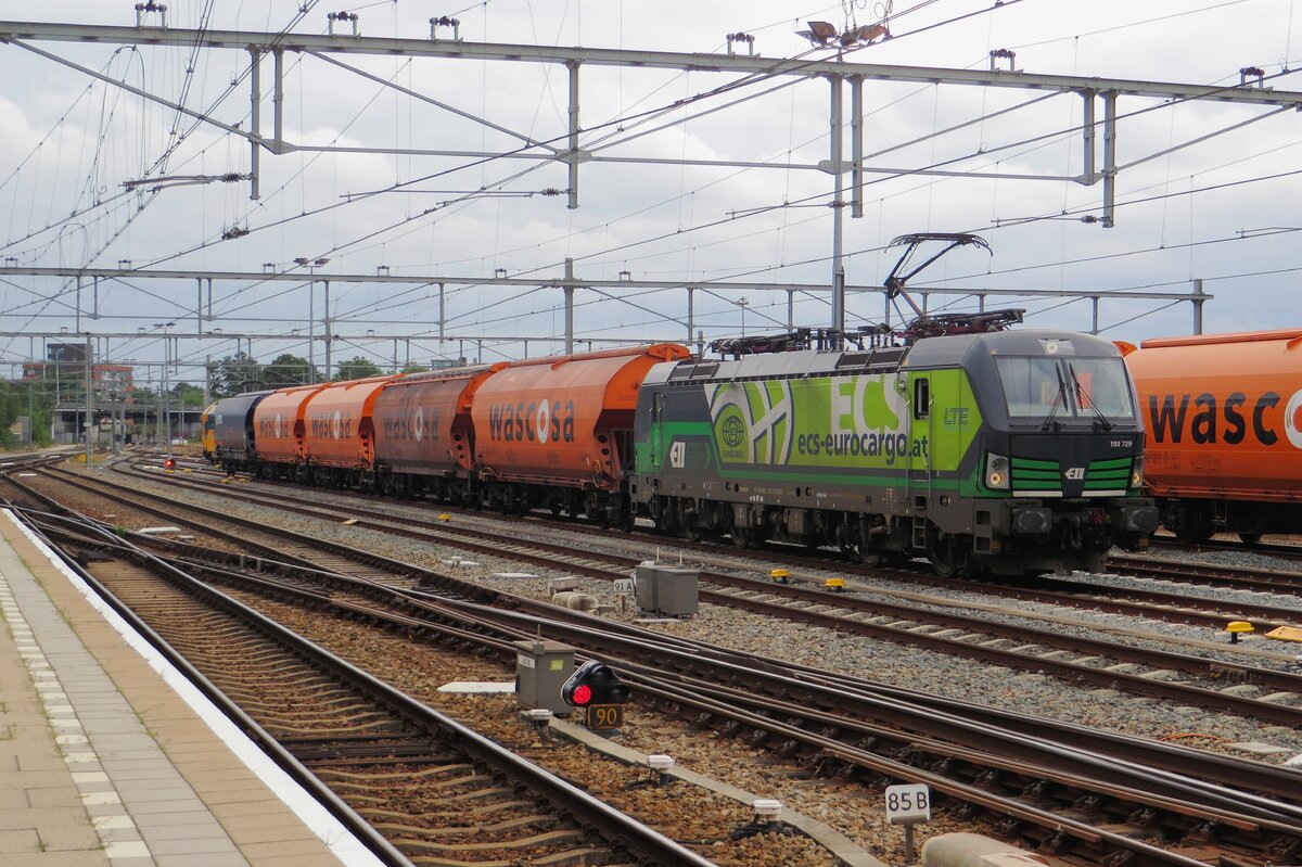 Mit fünf leere Getreidewagen rangiert am Abend von 18 August 2021 LTE 193 729 in Nijmegen.