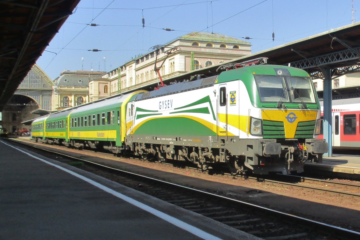 Mit einer IC nach Szombathely steht GySEV 471 002 am 10 September 2018 in Budapest-Keleti.