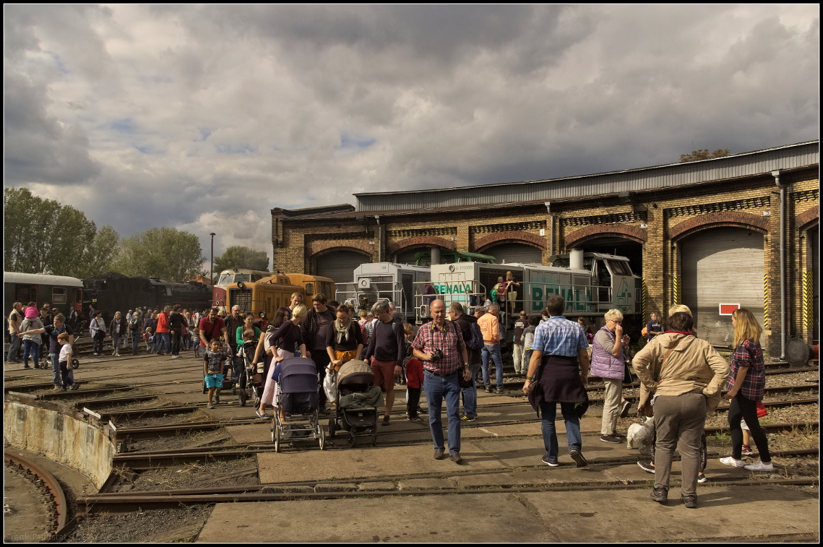 Mit Kind und Kegel sind Besucher zum 15. Berliner Eisenbahnfest zum Betriebsbahnhof Sch�neweide am 15.09.2018 gekommen. Diejenigen die Kinderwagen dabei hatten, waren vor echte Herausforderungen gestellt da es noch keine Allrad-Kinderwagen gibt. So musste �fters gehoben und getragen werden als wohl lieb war.