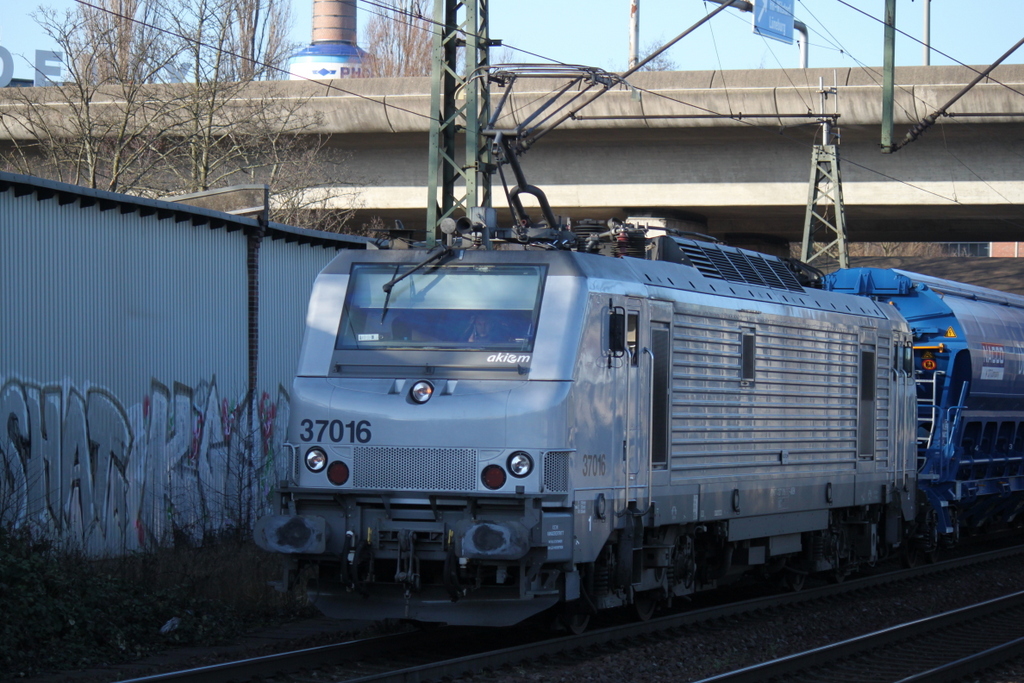 Mit neuen D�ngermittel-Wagen war das Akiem-Frettchen von Hamburg-Waltershof kommend durch Hamburg-Harburg gen S�den unterwegs.17.01.2015