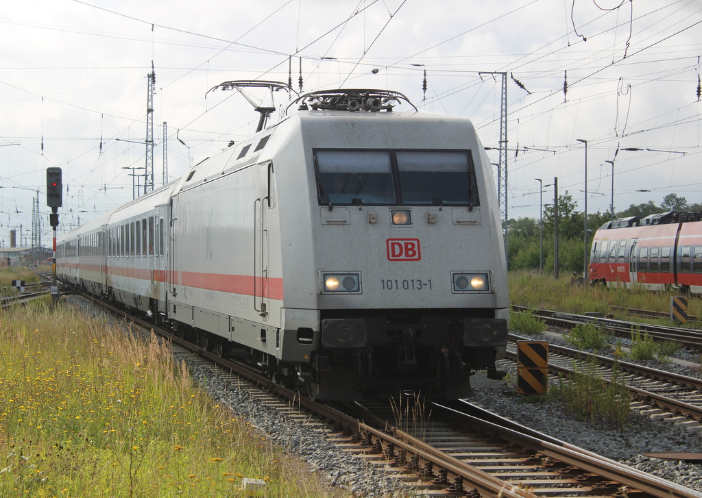 Mit saftigen 60 Minuten Verspätung kam 101 013 mit IC 2261(Stralsund-Hamburg) in Rostock an.02.08.2025