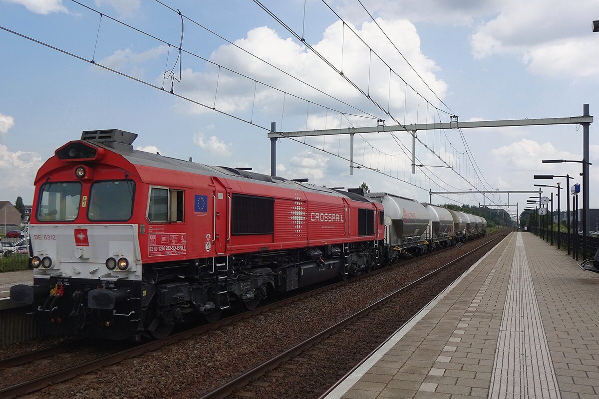 Mit sechs Silowagen durchfahrt CrossRail DE 6312 Tilburg-Reeshof am 4 Augustus 2021.