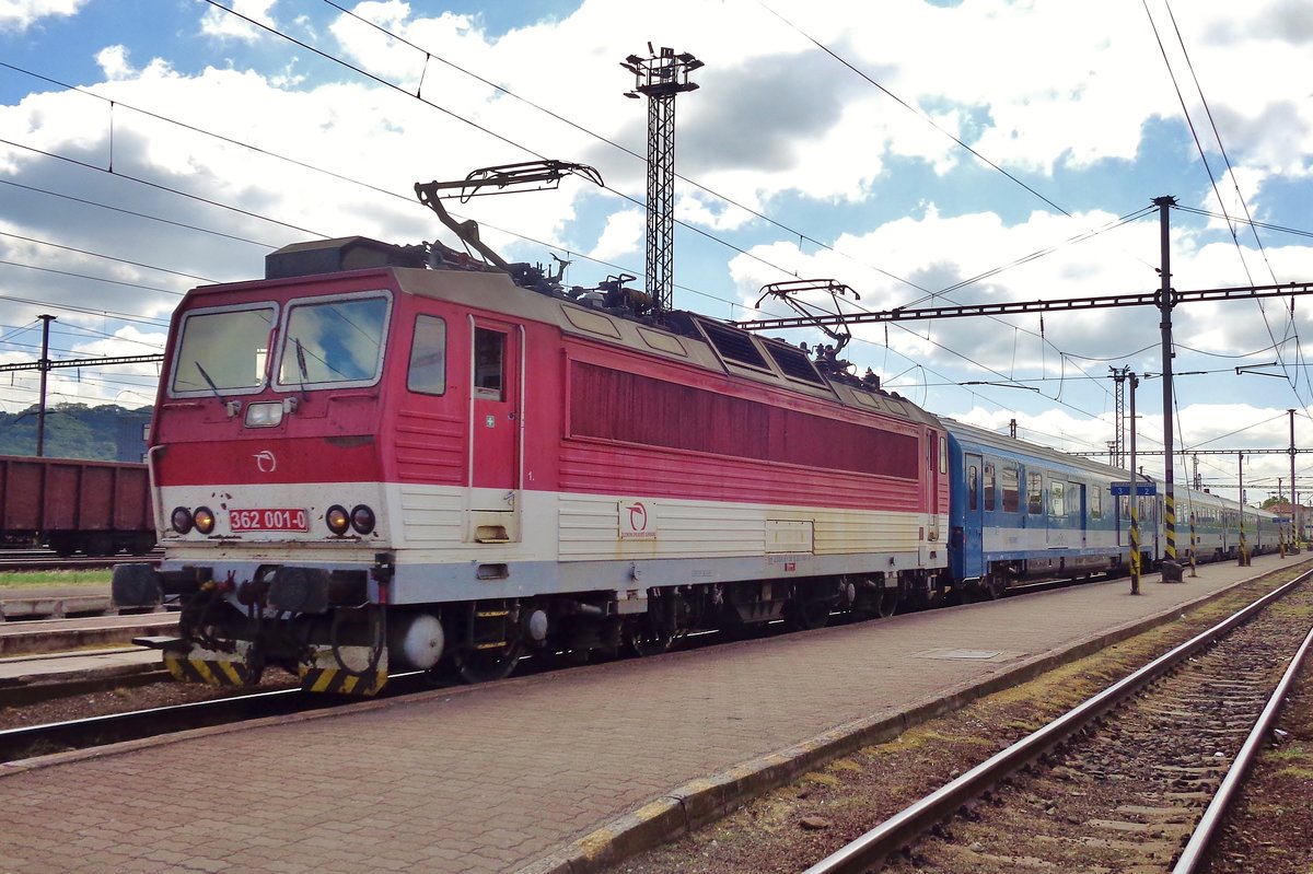 Mit eine Stünde Verspätung ist EC 182 mit 362 001 am 14 Mai 2018 aus Hidasnemeti in Kosice angekommen. 