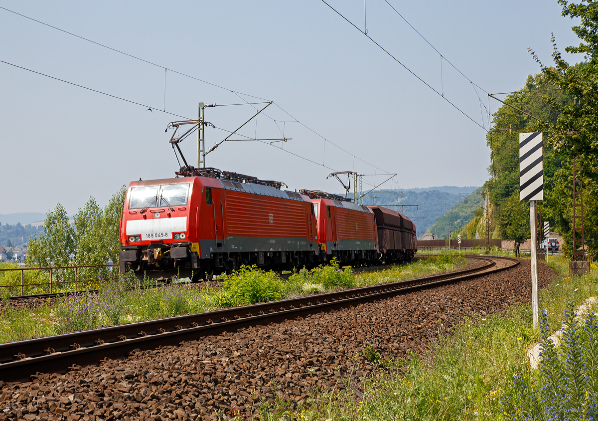 
Mit über 17.000 PS durchs Rheintal in Richtung Süden...
Die 189 045-8 und die 189 030-0 der DB Schenker Rail Deutschland AG ziehen in doppeltraktion einem Erzzug (mit Falrrs 153 Wagen) am 03.07.2015 bei Leutesdorf auf der rechten Rheinseite in Richtung Koblenz.  Später geht es wohl entlang von Mosel und Saar nach Dillingen,

Diese schweren Züge werden mit der Automatischen UIC-Kupplung (AK) gefahren, die Wagen haben keine Seitenpuffer.

Beide Siemens ES 64 F4 haben die Zugsicherungssystem-Komponenten für Deutschland und Niederlande installiert (Class 189-VJ). Die 189 045-8 (91 80 6189 045-8 D-DB) wurden 2004 unter der Fabriknummer 20728, die 189 030-0 (91 80 6189 030-0 D-DB) wurde 2003 unter der Fabriknummer 20710 von Siemens in München gebaut .