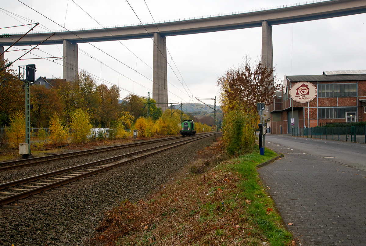 
Mit verkehrtherum geschalteten Lichtern, fährt die V 100-BUG-04 (92 80 1202 240-8 D-BUG), ex DB 202 240-8, ex DR 112 204-7, ex DR 110 240-9, am 27.10.2018 als Lz durch Siegen-Eiserfeld in Richtung Siegen. 

Im Hintergrund die 105 m hohe Siegtalbrücke der A45 (Sauerlandlinie).
