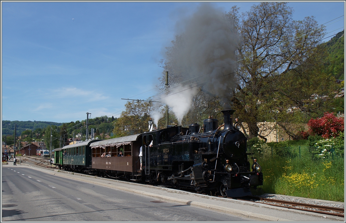 Mit einer Woche Verspätung infolge Erdrutsch, startet die Saison der Blonay -Chamby Bahn nun am Wochenende 9./10 Mai. 
Die B.F.D HG 3/4 N° 3 verlässt mit ihrem Zug Blonay. 
10. Mai 2015