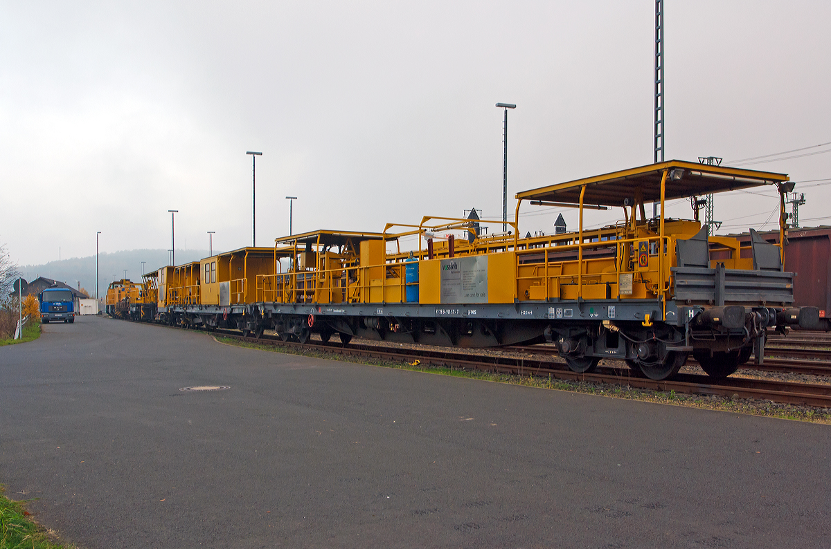 
Mit der XR 01 (92 80 1275 846-4 D-XR) der SPITZKE RIEBEL GLEISLOGISTIK GmbH ist der Schienenwechselzug (Schienenwechselsystem)  „Railer 3000“  von Vossloh Rail Service (Bützow) am 23.11.2014 beim ICE-Bahnhof Montabaur abgestellt.

Mit dieser Einheit werden in Kombination mit Langschienentransporteinheiten, z.B. der Bauart Robel, werden Langschienen bis zu 360 m Länge gewechselt. Dabei werden im ersten Arbeitsgang die Altschienen, in Gleismitte oder auf den Schwellenköpfen, abgelegt und die neuen Schienen verlegt (bis zu 800m/Std.). Im zweiten Arbeitsgang werden dann die Altschienen aufgenommen und auf die Langschienentransporteinheiten verladen (bis zu 800m/Std.). Der kleinste Arbeitsgleisbogen beträgt dabei 350 m. Wie es genau funktioniert kann man sehr gut in einer Animation unter http://www.vossloh-rail-services.com/schienenwechsel/swf_de/VOS_start.swf sehen.

Das Schienenwechselsystem  „Railer 3000“  besteht im Einzelnen aus (von links nach rechts):

Dem Verschubmodul (Schweres Nebenfahrzeug Nr. 97 35 54 901 57-5).
Technische Daten: 
Achsanzahl: 4 (in zwei Drehgestellen)
Länge über Puffer: 22.200 mm
Drehzapfenabstand: 16.700 mm
Achsabstand im Drehgestell: 2.000 mm
Eigengewicht: 32,5 t
Höchstgeschwindigkeit: 100 km/h

Dem Ab- und Aufziehmodul (Schweres Nebenfahrzeug Nr. 97 35 52 901 57-9).
Technische Daten: 
Achsanzahl: 4 (in zwei Drehgestellen)
Länge über Puffer: 22.200 mm
Drehzapfenabstand: 16.700 mm
Achsabstand im Drehgestell: 2.000 mm
Eigengewicht: 33,0t
Höchstgeschwindigkeit: 100 km/h


Dem Wechselmodul (Schweres Nebenfahrzeug Nr. 97 35 53 901 57-8).
Technische Daten: 
Achsanzahl: 4 (in zwei Drehgestellen)
Länge über Puffer: 24.700 mm
Drehzapfenabstand: 19.400 mm
Achsabstand im Drehgestell: 2.000 mm
Eigengewicht: 48,5 t
Höchstgeschwindigkeit: 100 km/h