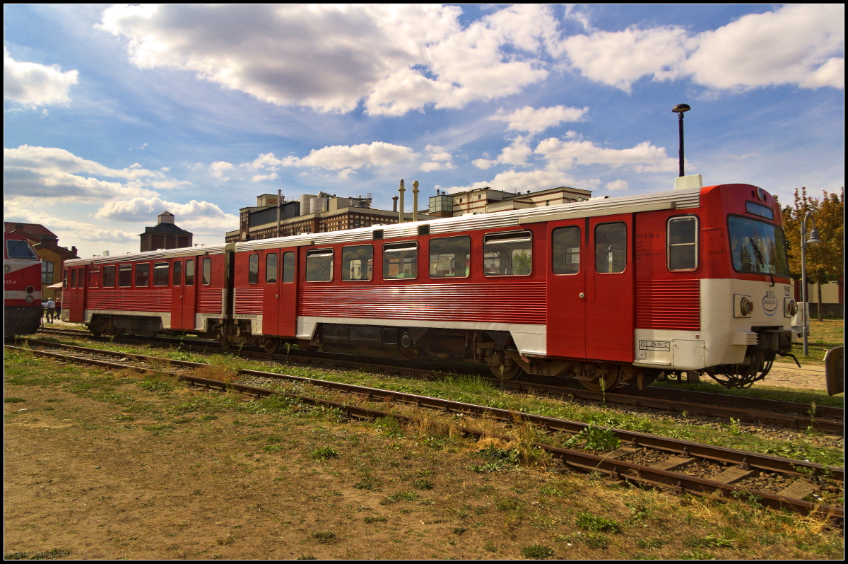 Mit zwei Dieseltriebwagen der Bauart VT 2E kam die Nebenbahn Sta�furt-Egeln e.V. aus Egeln zum Familienfest der Magdeburger Eisenbahnfreunde e.V. am 08.09.2018 am Magdeburger Wissenschaftshafen. Unter anderem auch VT 2.38 / 133 238-5, der einst bei der AKN im Einsatz war.