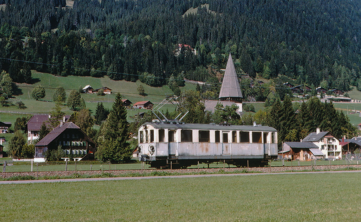 MOB: Typische MOB-Idylle Saanen aus dem Jahre 1990.
Beim Triebwagen handelt es sich um den längst verschrotteten BDe 4/4 20 (1906). Sein letztes Gnadenbrot verdiente er im Rangierdienst zwischen Gstaad und Saanen als noch Güter- und Zementzüge geführt wurden.  
Foto: Walter Ruetsch